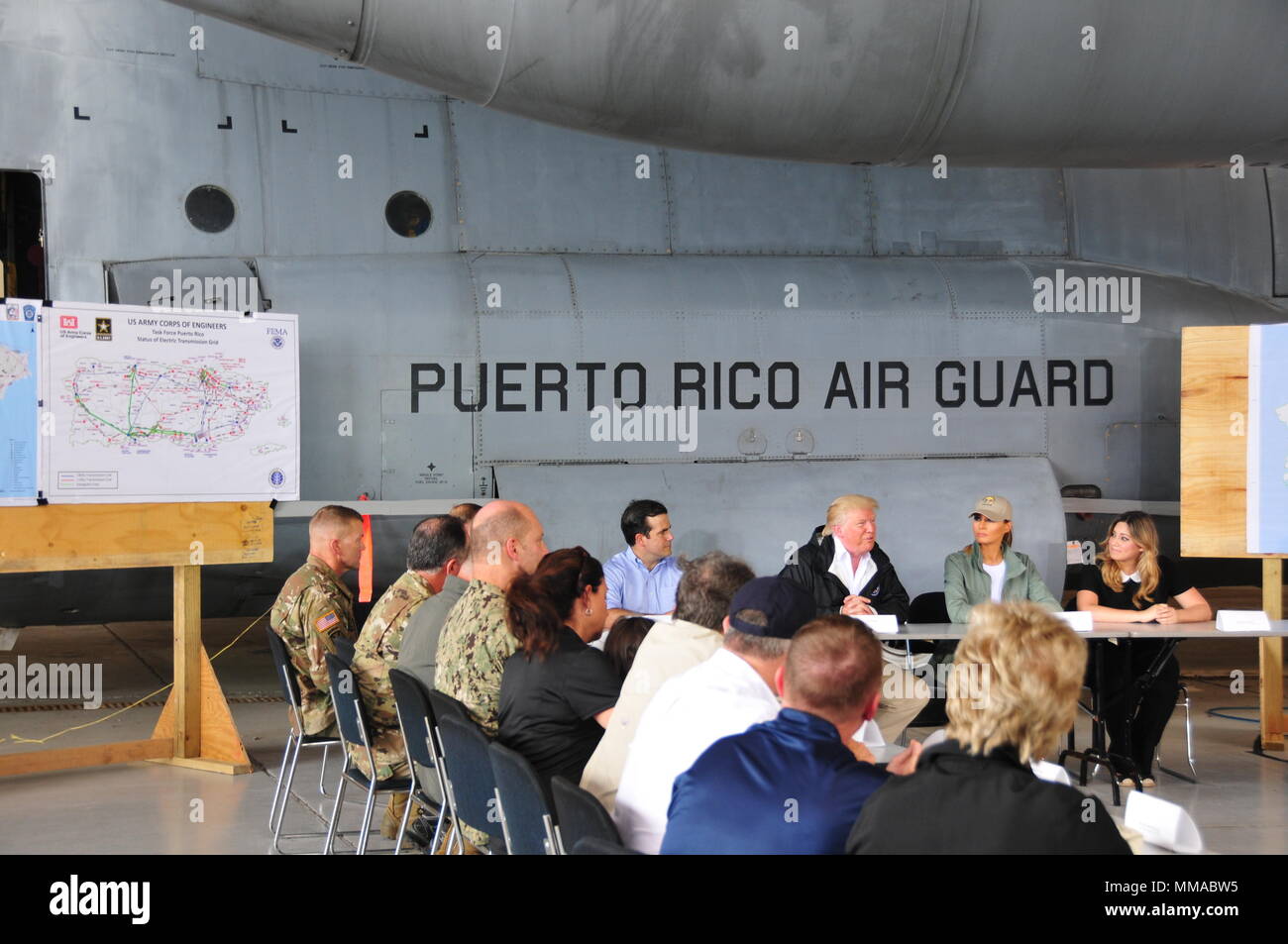Reg. Ricardo Rossello, Pres. Donald Trump, erste Dame Melania Trump und des Gouverneurs Frau Beatriz Areizag Rosello treffen bei Luis Muniz Air National Guard Base, der Heimat der Puerto Rico Nationalgarde, um zu hören, lokalen und föderalen Führer der Hurrikan Schäden und Wiederherstellungsmaßnahmen diskutieren. (U.S. Air National Guard Foto vom Kapitän Matt Murphy) Stockfoto