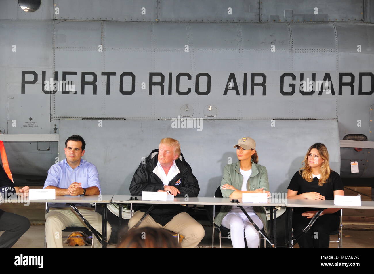 Reg. Ricardo Rossello, Pres. Donald Trump, erste Dame Melania Trump und des Gouverneurs Frau Beatriz Areizag Rosello treffen bei Luis Muniz Air National Guard Base, der Heimat der Puerto Rico Nationalgarde, um zu hören, lokalen und föderalen Führer der Hurrikan Schäden und Wiederherstellungsmaßnahmen diskutieren. (U.S. Air National Guard Foto vom Kapitän Matt Murphy) Stockfoto