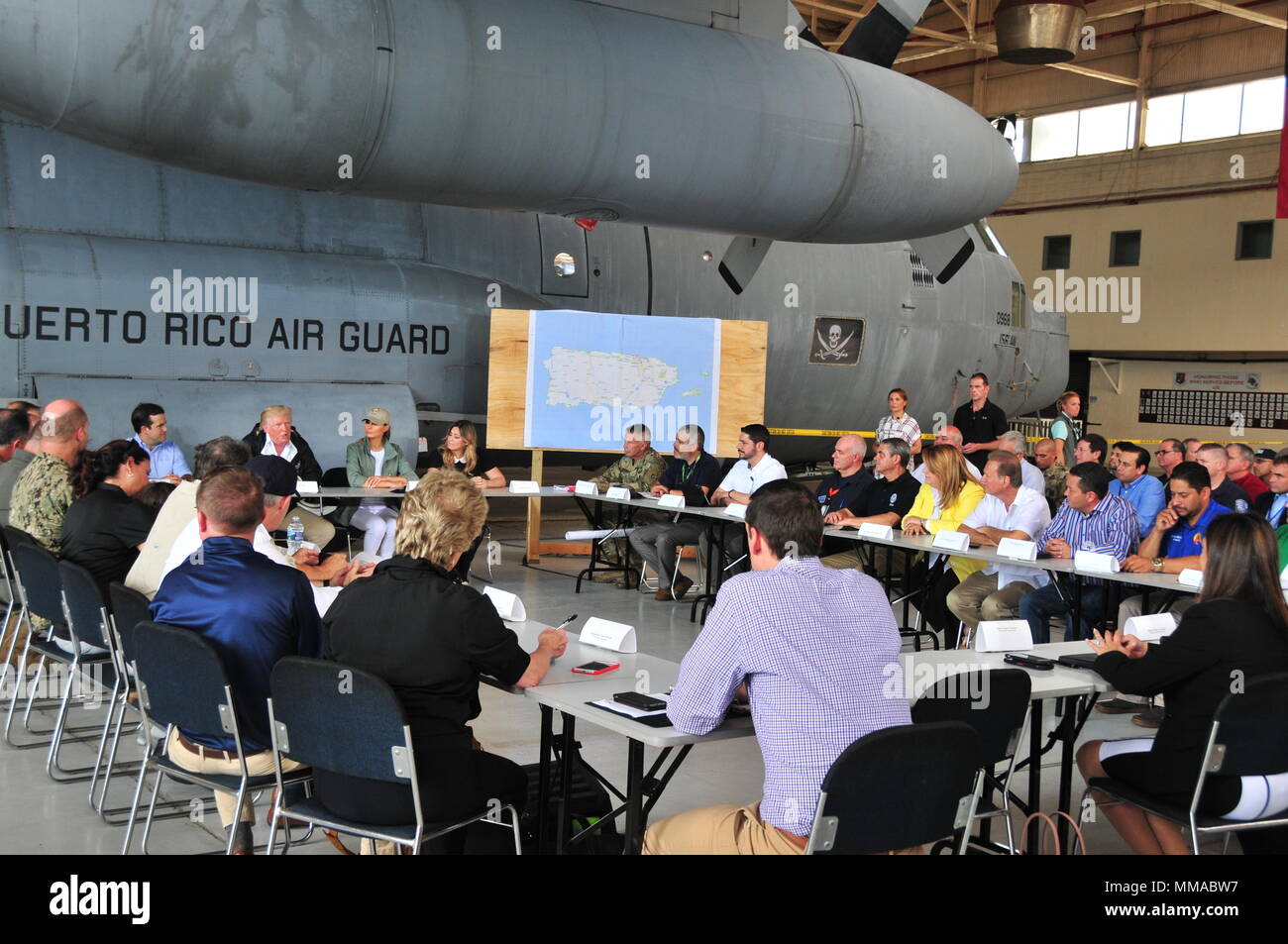 Reg. Ricardo Rossello, Pres. Donald Trump, erste Dame Melania Trump und des Gouverneurs Frau Beatriz Areizag Rosello treffen bei Luis Muniz Air National Guard Base, der Heimat der Puerto Rico Nationalgarde, um zu hören, lokalen und föderalen Führer der Hurrikan Schäden und Wiederherstellungsmaßnahmen diskutieren. (U.S. Air National Guard Foto vom Kapitän Matt Murphy) Stockfoto
