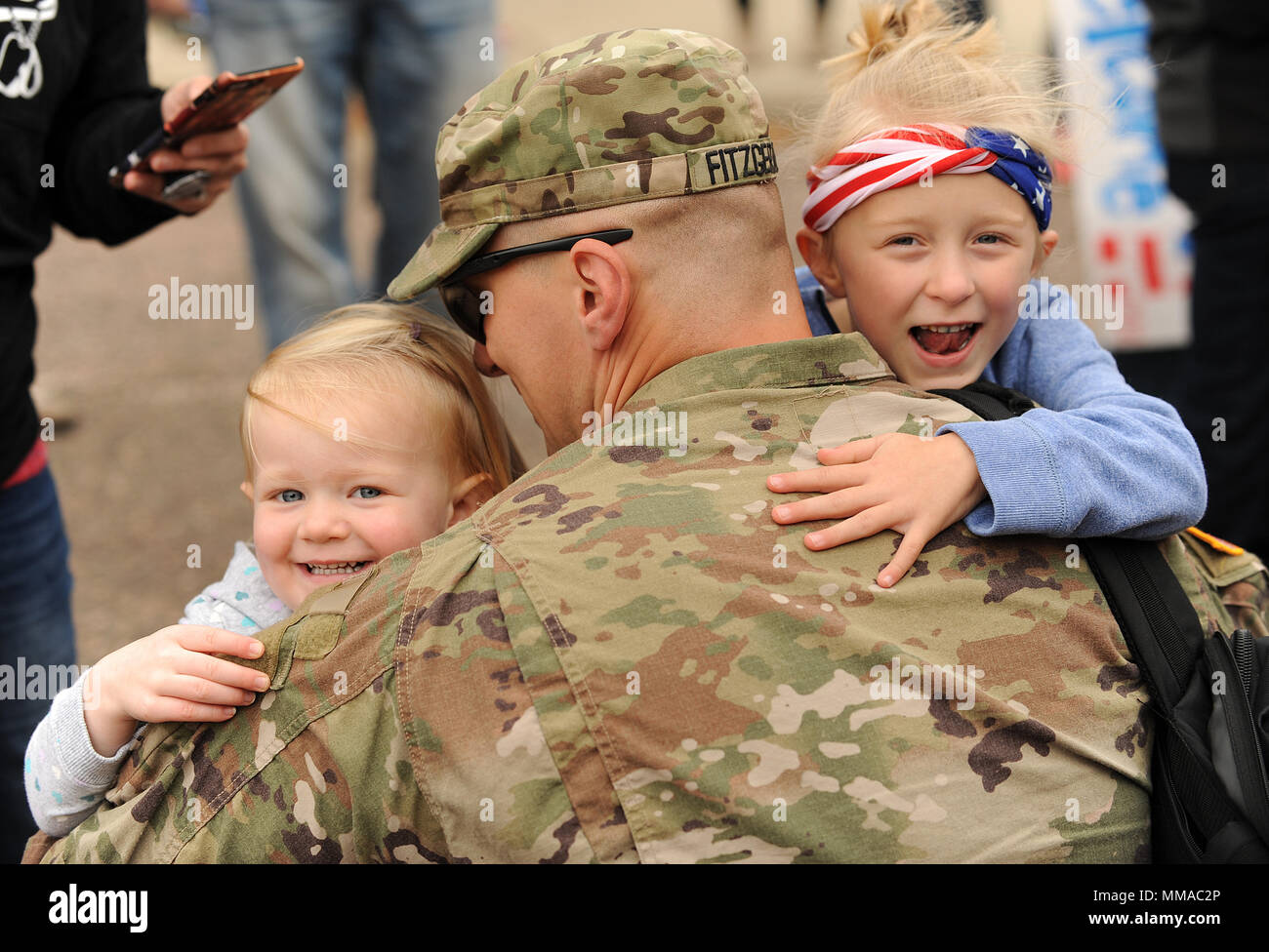 U.S. Army Staff Sgt. Keith Fitzgerald Umarmungen seiner Familie nach der Rückkehr von einem 10 Monate Einsatz in den Nahen Osten mit Die 153 Techniker Bataillon, South Dakota Army National Guard, in Huron, S.D., Sept. 30, 2017. Stockfoto