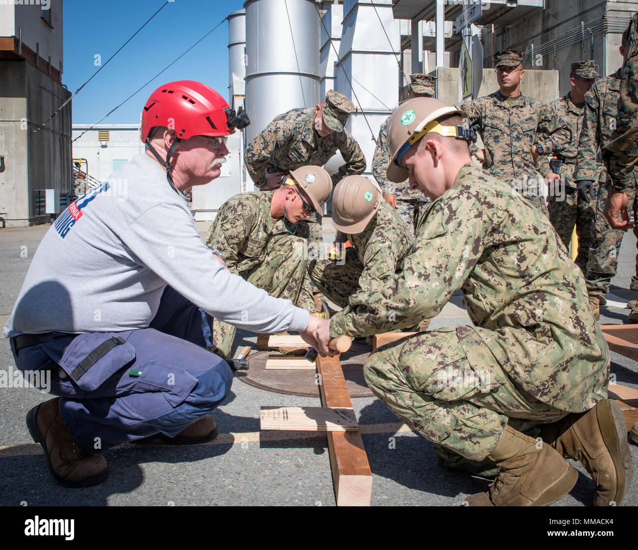 SAN FRANCISCO (Okt. 2010) 3, 2017) Patrick Gardner (rechts), pensionierter stellvertretender Leiter der Betriebe für San Francisco Feuerwehr und eines der Gründungsmitglieder von Nordkalifornien Rescue Training, erklärt Matrosen und Marines Traggerüst für städtische Suche und Rettung während der Flotte Woche San Francisco 2017. Flotte Woche stellt eine Gelegenheit für die amerikanische Öffentlichkeit ihre Marine, Marine Corps zu erfüllen, und Küstenwache team und America's Sea Service zu erleben. Flotte Woche San Francisco Marineangehörigen, Ausrüstung, Technologie und Fähigkeiten, mit einem Schwerpunkt auf humanitäre Hilfe ein Stockfoto