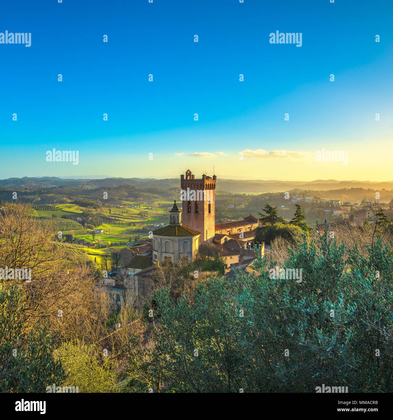 San Miniato Stadt Panoramaaussicht, Glockenturm der Kathedrale Duomo und die Landschaft. Pisa, Toskana Italien Europa. Stockfoto