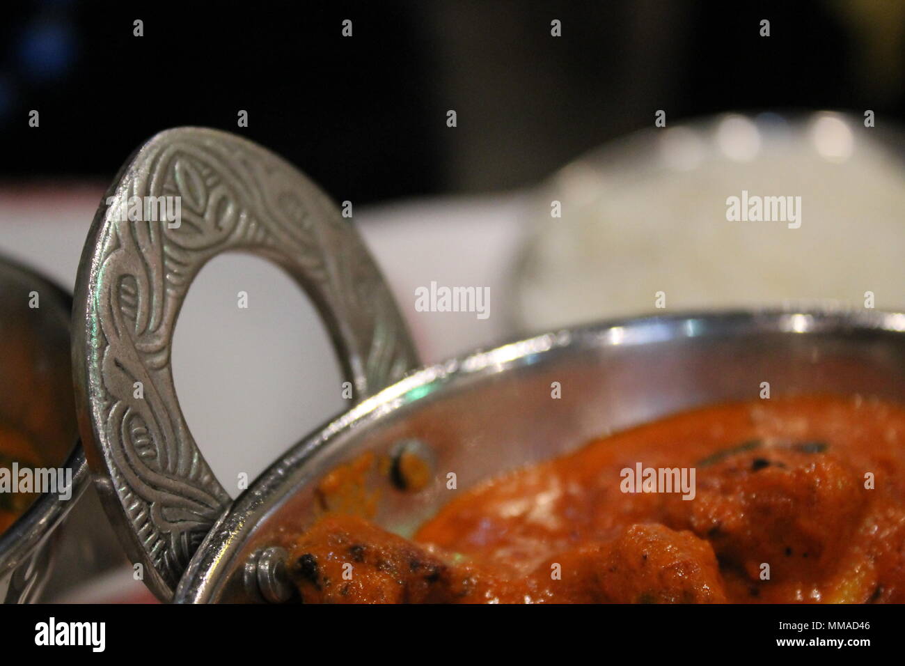 Typische indische Essen serviert auf Metall Container Stockfoto