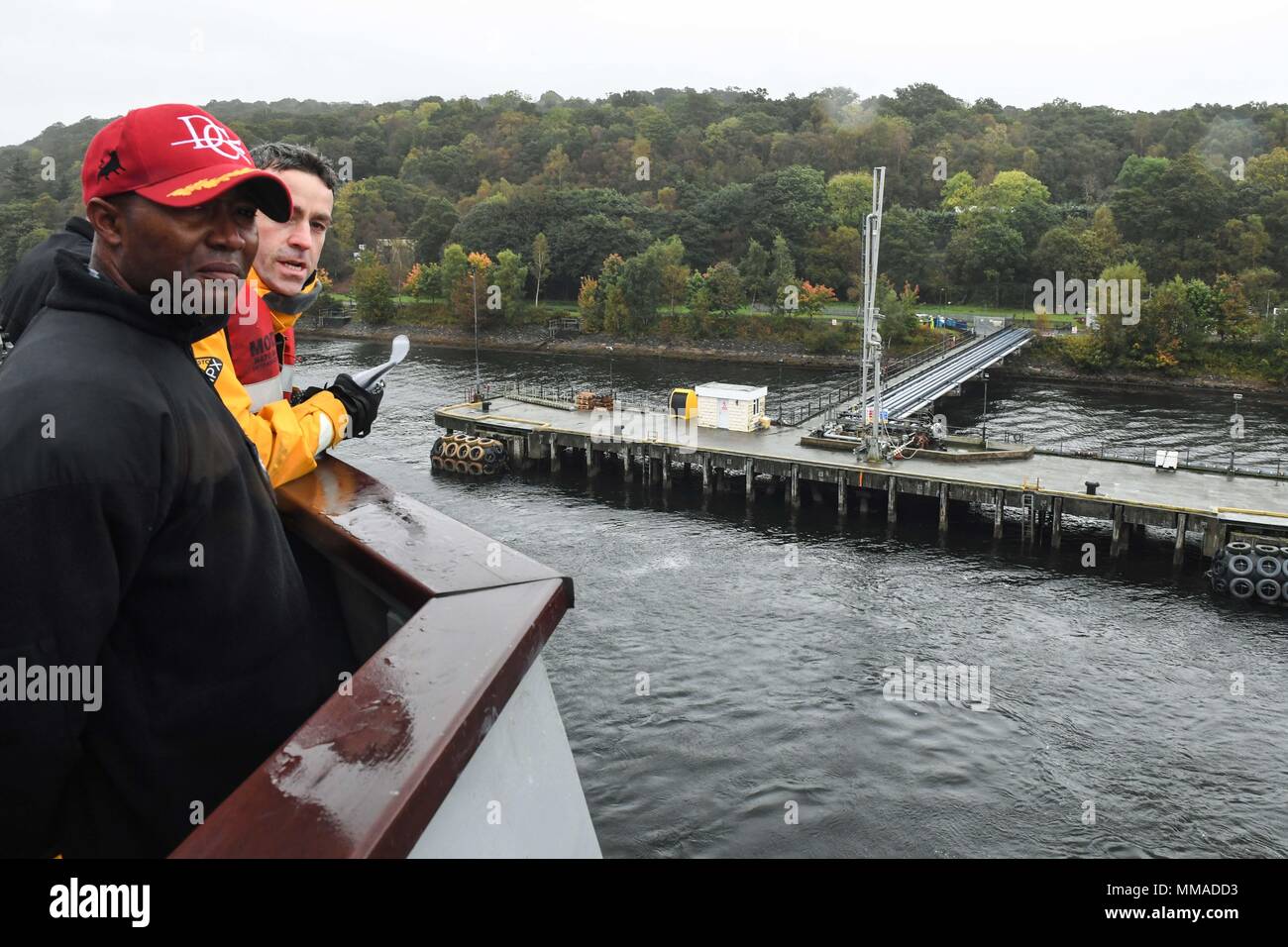 171001-N-RP 878-043 Faslane, Schottland (Okt. 2010) 1, 2017) Cmdr. Timothy Moore, kommandierender Offizier der Arleigh-Burke-Klasse geführte Anti-raketen-Zerstörer USS Donald Cook (DDG75), überwacht den Betrieb von der Brücke Flügel wie das Schiff fährt Faslane, Schottland, in der Übung gewaltige Schild (FS) 2017 zu beteiligen. FS-17 ist eine in den USA 6 Flotte-led, Naval auffällig und Unterstützung der Kräfte der NATO-Übung durchgeführt, die Verbesserung der Interoperabilität der Alliierten in einem live-fire integrierte Luft- und Raketenabwehr Umwelt, den Einsatz der NATO Command und Control reporting Strukturen. (U.S. Marine Foto von Massenkommunikation Spezia Stockfoto