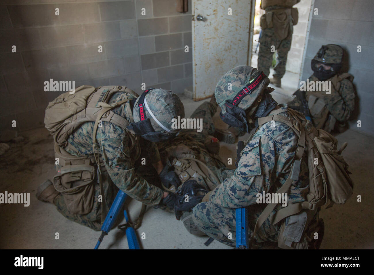 Marines mit 2Nd Battalion, 14th Marine Regiment einen Unfall nach einer improvisierten explosiven Gerät während einer militärischen Operation auf städtischen Gelände Übung in Camp Lejeune, N.C., Okt. 3, 2017 zur Detonation gebracht. Die Marines durchgeführt MOUT Training in der Vorbereitung für die bevorstehende Bereitstellung zu Japan. (U.S. Marine Corps Foto von Lance Cpl. Ashley McLaughlin) Stockfoto