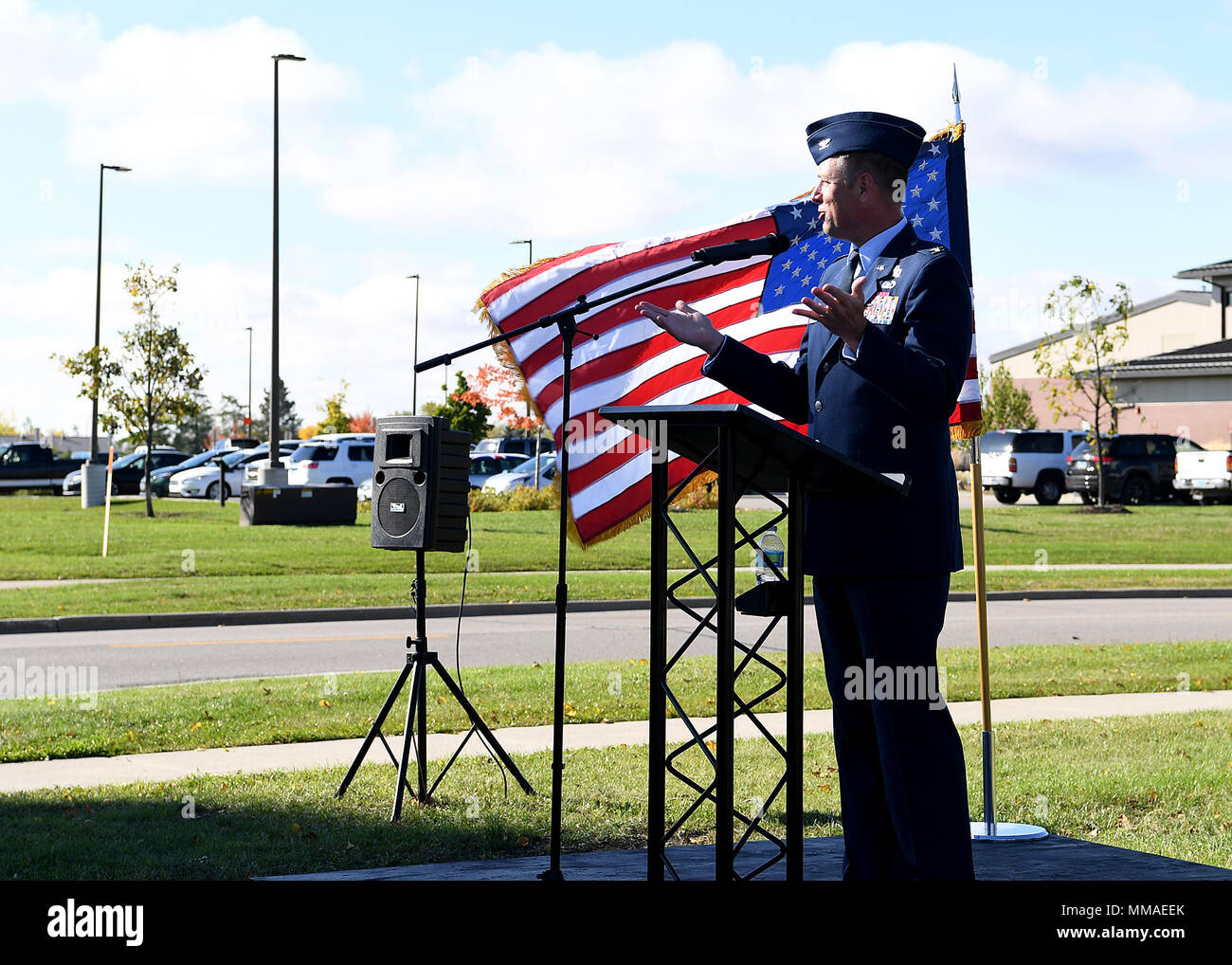 Die Mitglieder des 319 Air Base Wing kamen zusammen, um eine Straße zu John Marshall der 4. Oktober 2017, Grand Forks Air Force Base, North Dakota zu widmen. Marshall hat ein Fürsprecher für Grand Forks AFB für fast 30 Jahre gewesen und hat eine Rolle in der Sicherstellung der operativen Obwohl mehrere base Schließung und Neuausrichtung Kommission Zyklen waren gespielt. (U.S. Air Force Foto von älteren Flieger Ryan Funken) Stockfoto