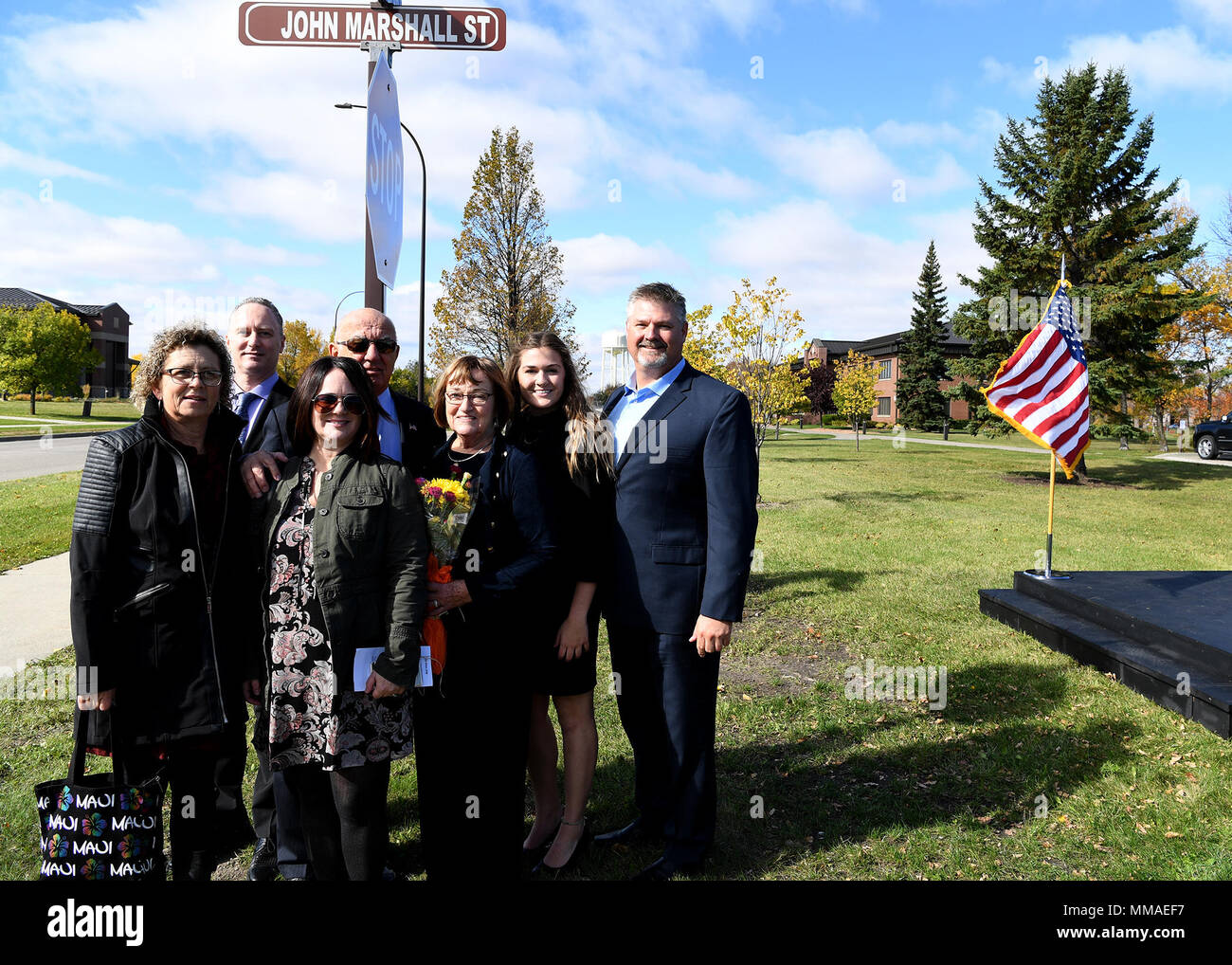 Die Mitglieder des 319 Air Base Wing kamen zusammen, um eine Straße zu John Marshall der 4. Oktober 2017, Grand Forks Air Force Base, North Dakota zu widmen. Marshall hat ein Fürsprecher für Grand Forks AFB für fast 30 Jahre gewesen und hat eine Rolle in der Sicherstellung der operativen Obwohl mehrere base Schließung und Neuausrichtung Kommission Zyklen waren gespielt. (U.S. Air Force Foto von älteren Flieger Ryan Funken) Stockfoto