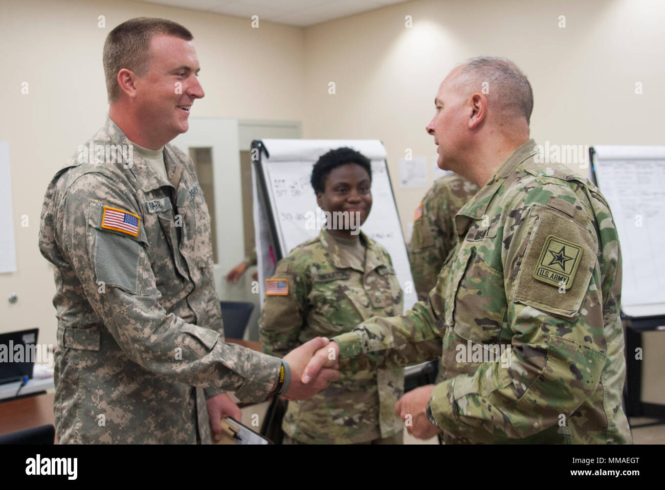 Mississippi Army National Guard SPC. Hayden J. Warner, ein petroleumversorgung Fachmann mit der 185 Aviation Brigade, akzeptiert ein Commander Münze von Generalleutnant Timothy J. Kadavy, Direktor der Army National Guard, Joint Force Headquarters, St. Croix, US Virgin Islands, 5. Oktober 2017. Warner ist Teil der Task Force Crazy Train, eine Einheit von der Mississippi Army National Guard im Anschluss an die Hurrikane Irma und Maria Entlastung der betroffenen Gebiete der U.S. Virgin Islands gegründet. (Mississippi National Guard Foto von SPC. Jovi Prevot, 102 d Public Affairs Abteilung) Stockfoto