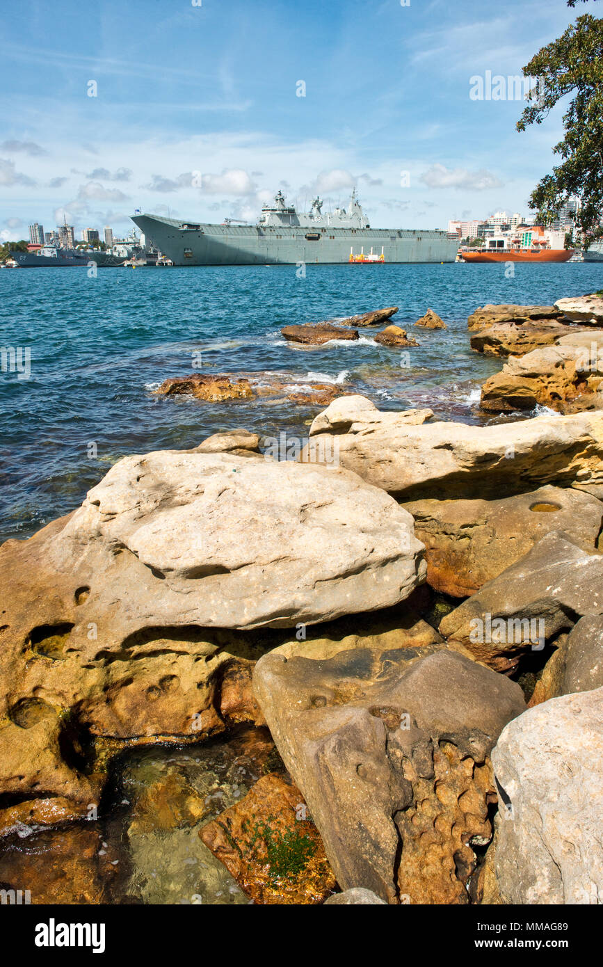 Blick ostwärts über Woolloomooloo Bay an der Garden Island Marine Base, Port Jackson, dem Hafen von Sydney. Stockfoto
