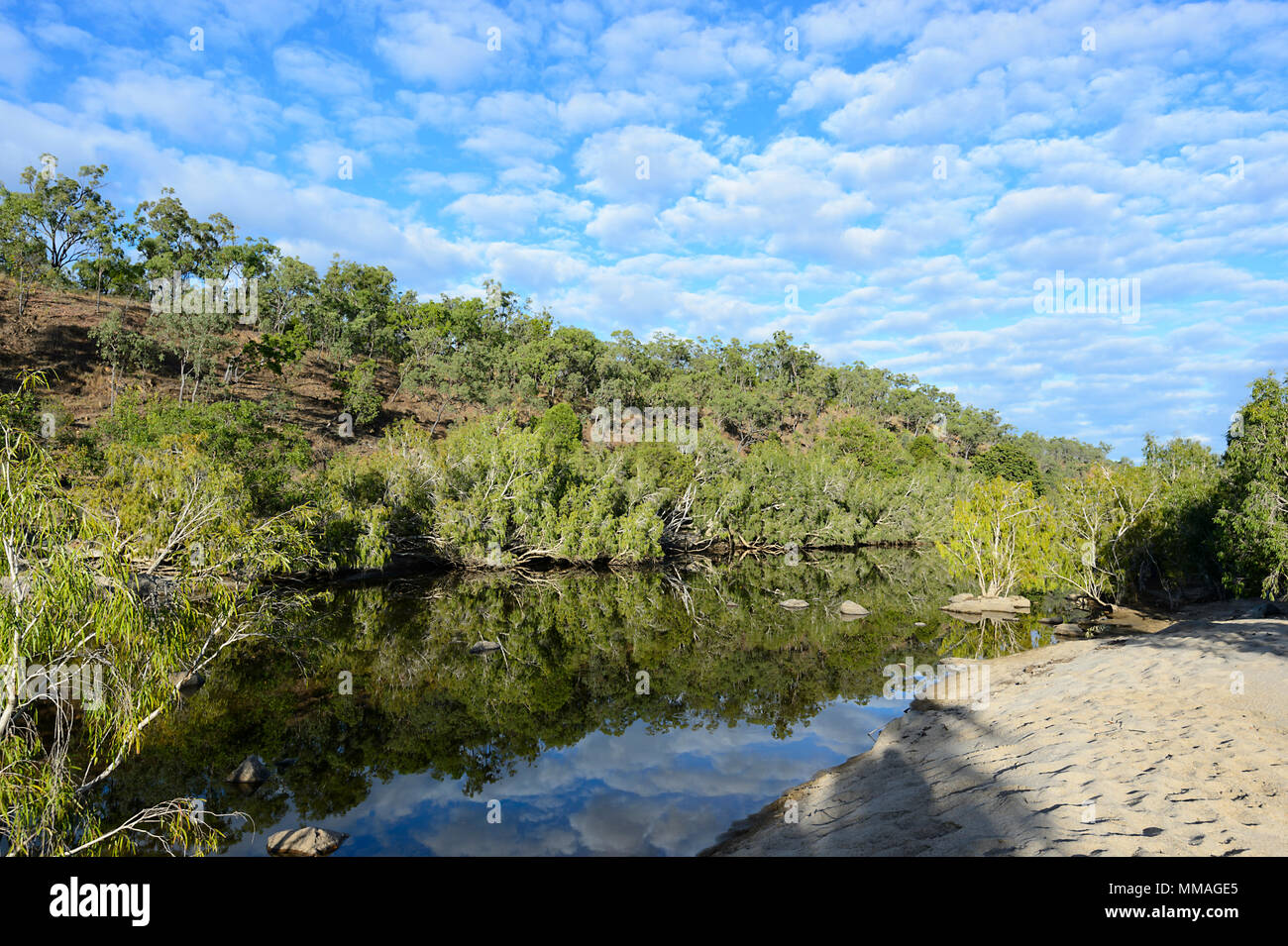 Malerischen Fluss mit sandigen Ufern und eine Makrele Himmel am Palmer River Goldfield, Far North Queensland, FNQ, QLD, Australien Stockfoto