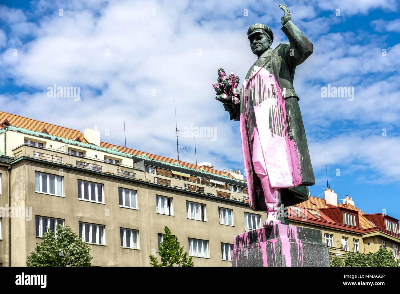 Statue des sowjetischen Marschall Konjew in rosa Farbe lackiert. Dejvice, Prag, Tschechische Republik Stockfoto