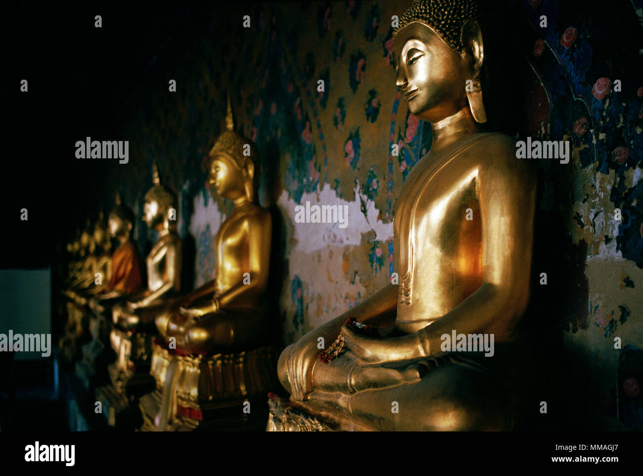 Der Buddha im Wat Arun - Tempel der Morgenröte in Bangko Yai Thonburi in Bangkok, Thailand in Südostasien im Fernen Osten. Heitere Gelassenheit Kunst Reisen Stockfoto