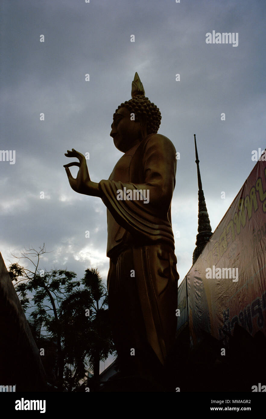 Dämmerung und der Buddha im Wat Arun - Tempel der Morgenröte in Bangko Yai Thonburi in Bangkok, Thailand in Südostasien im Fernen Osten. Serenity Reisen Stockfoto