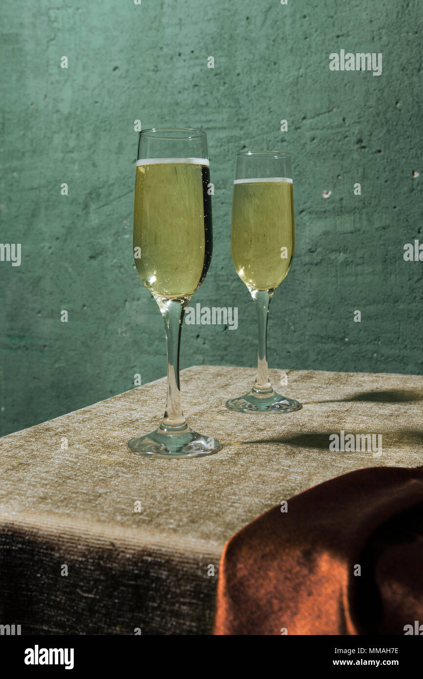 Flöten, gefüllt mit Prosecco, in einem Restaurant in Conegliano. Prosecco ist ein weißer Sekt kultiviert und in Valdobbiadene-Cone produziert Stockfoto