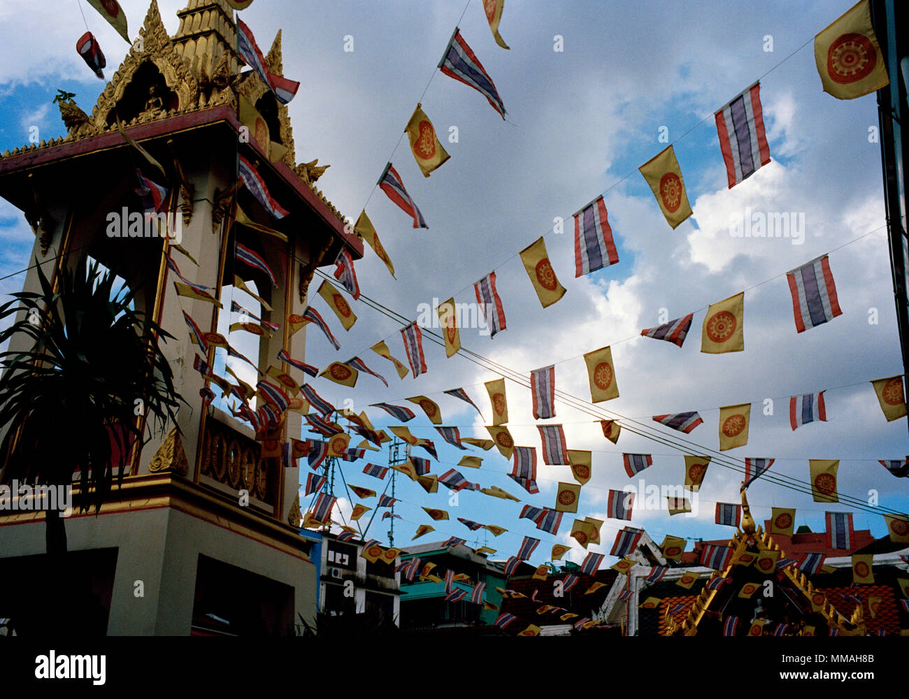 Gebetsfahnen an der buddhistischen Tempel - Wat Chamnihattakan Sam Ngam in Bangkok, Thailand in Südostasien im Fernen Osten. Buddhistische Kunst Kultur Reisen Stockfoto