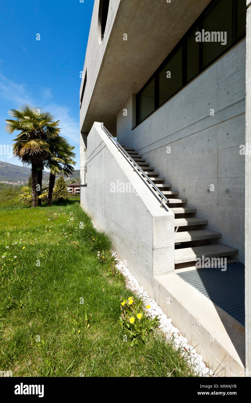 Schönes, modernes Haus in Zement, Outdoor, Treppe Stockfoto