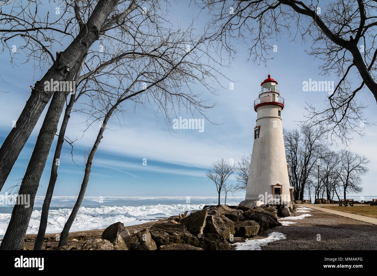 Die historische Marblehead Leuchtturm im Nordwesten von Ohio sitzt entlang der felsigen Ufer des zugefrorenen See Erie. Hier im Winter mit einem bunten Himmel gesehen. Stockfoto