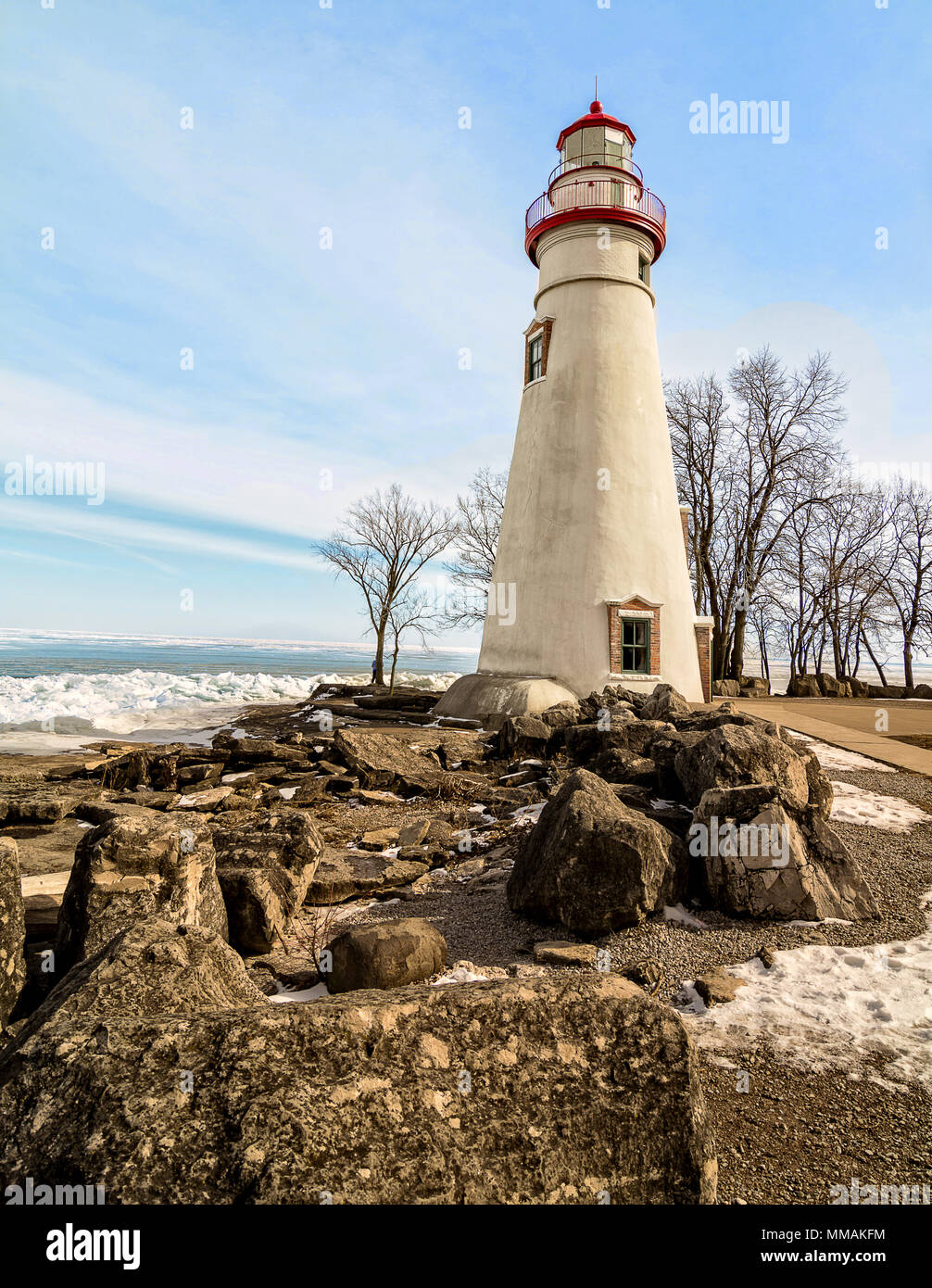 Die historische Marblehead Leuchtturm im Nordwesten von Ohio sitzt entlang der felsigen Ufer des zugefrorenen See Erie. Hier im Winter mit einem bunten Himmel gesehen. Stockfoto