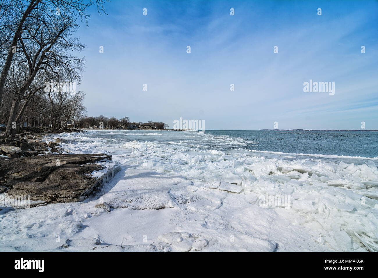 Die eisige Kälte und felsigen Ufer des Lake Erie im Nordwesten von Ohio. Stockfoto