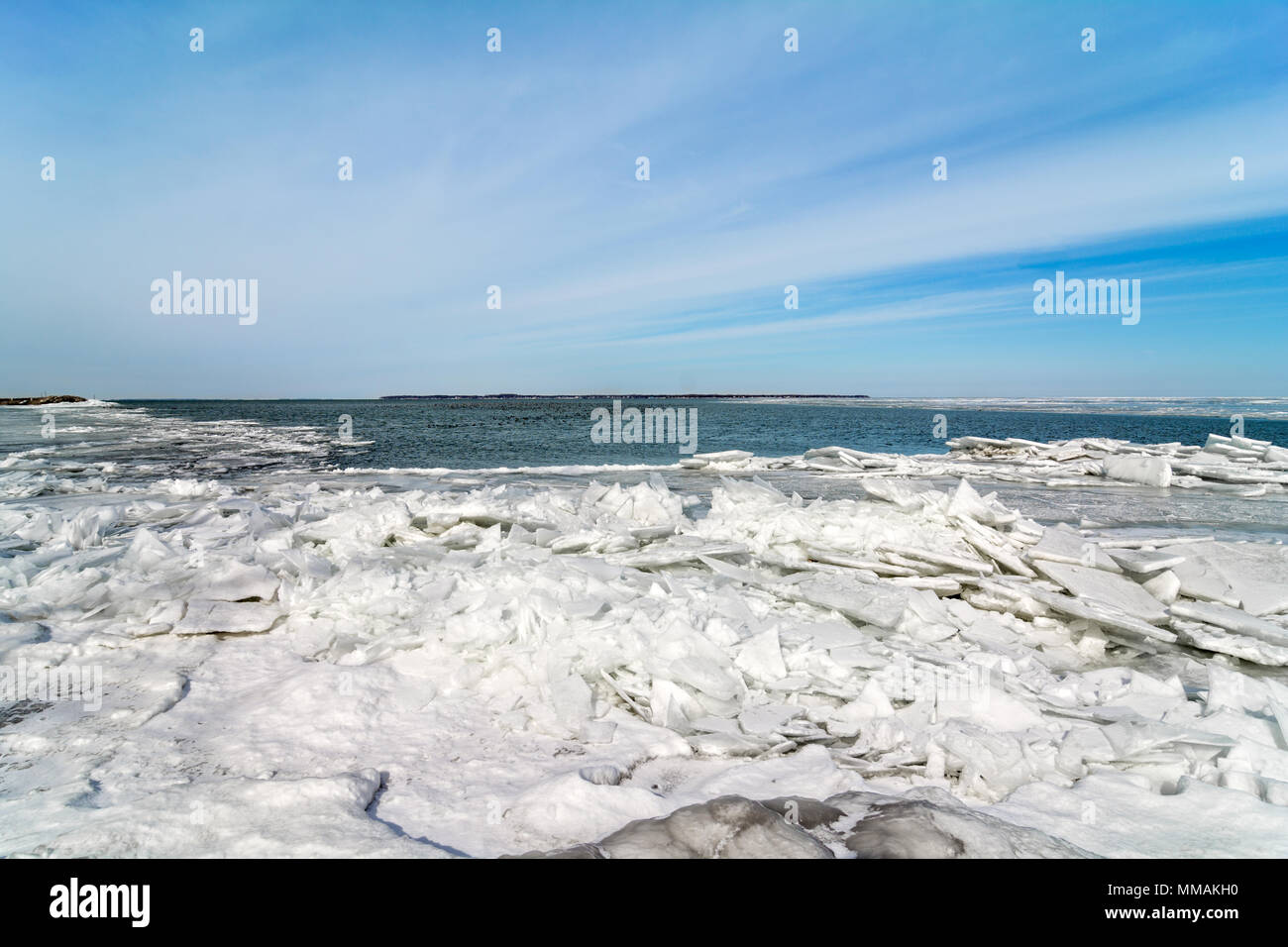 Die eisige Kälte und die Ufer des Lake Erie im Nordwesten von Ohio. Große Blätter von Eis in der Nähe von Pile Up dir Ufer wie der Wind bricht das Eis. Stockfoto
