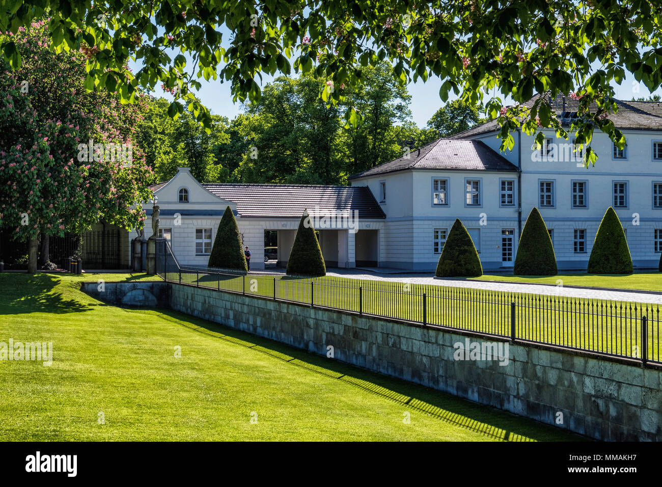 Schloss Bellevue Das Schloss Bellevue, Amtssitz des Bundespräsidenten, neoklassischen Gebäude im Bezirk Tiergarten, Berlin-Mitte. Stockfoto