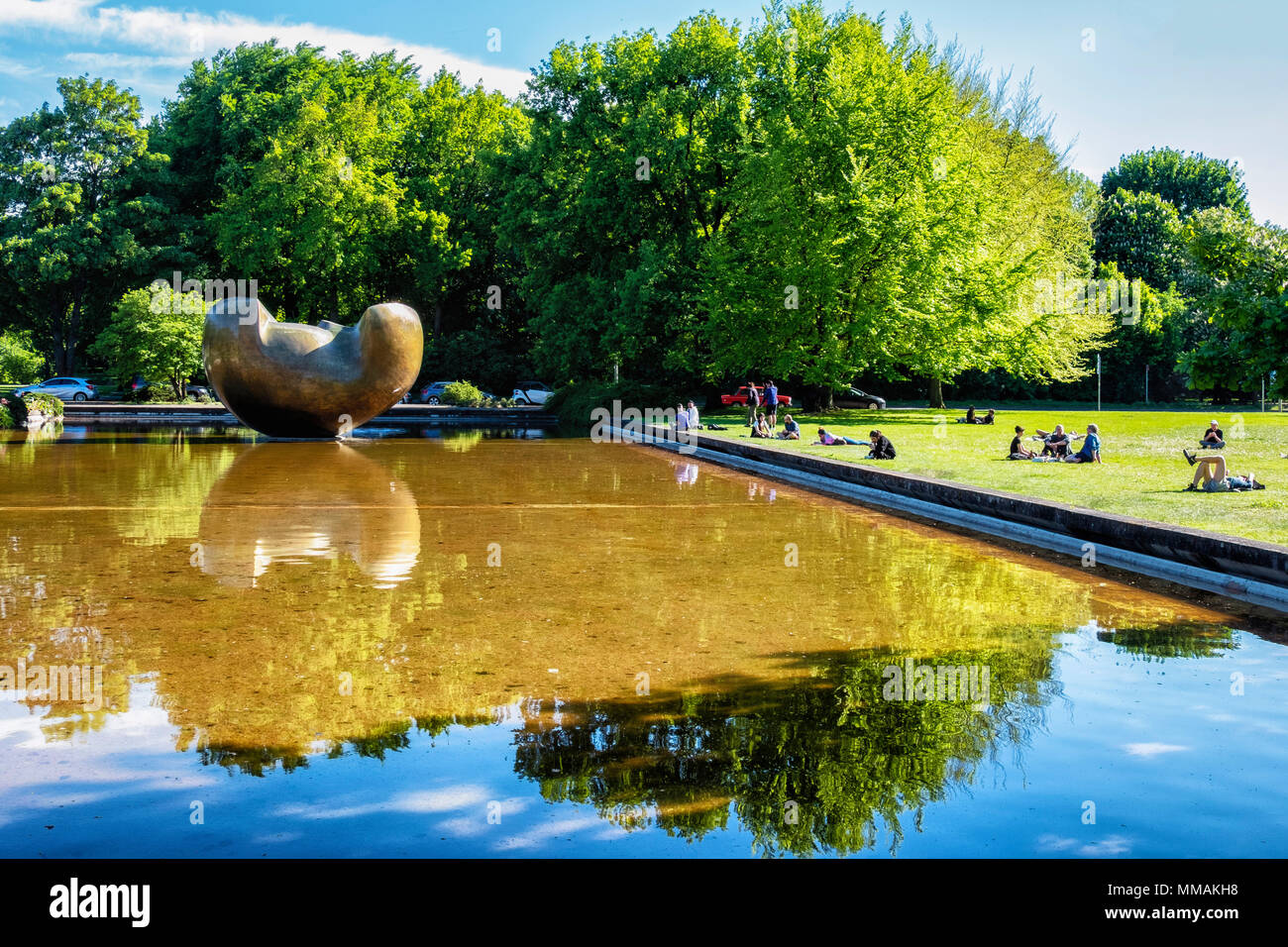 Berlin, Tiergarten. Henry Moore Skulptur im Teich vor dem HKW {Haus der Kulturen der Welt"). Stockfoto