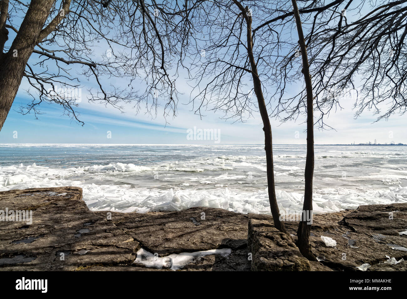 Die eisige Kälte und felsigen Ufer des Lake Erie im Nordwesten von Ohio. Stockfoto
