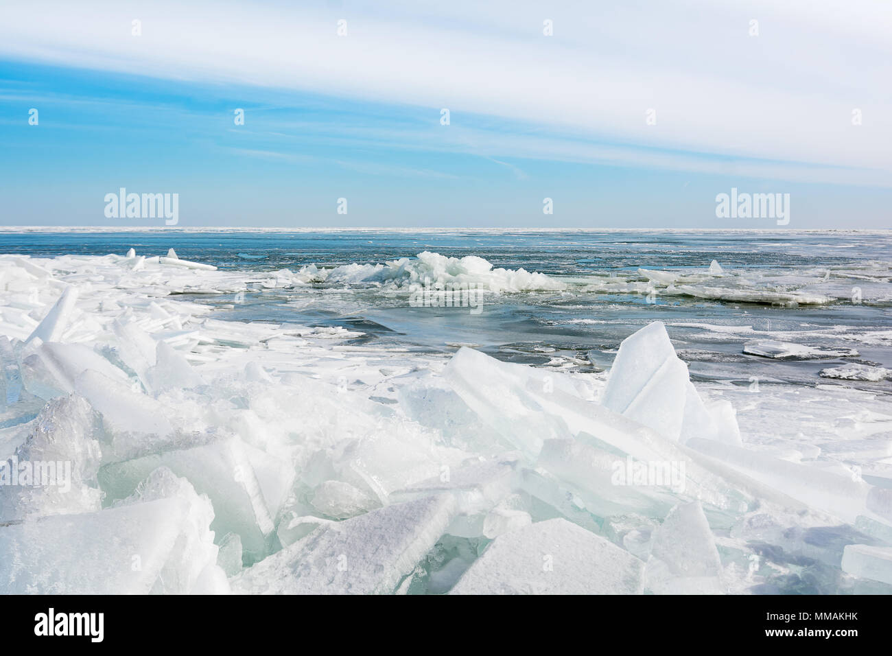 Riesige Klumpen von frischem Wasser Eis auf dem See Eire im Nordwesten von Ohio. Schöne Winterlandschaft. Stockfoto