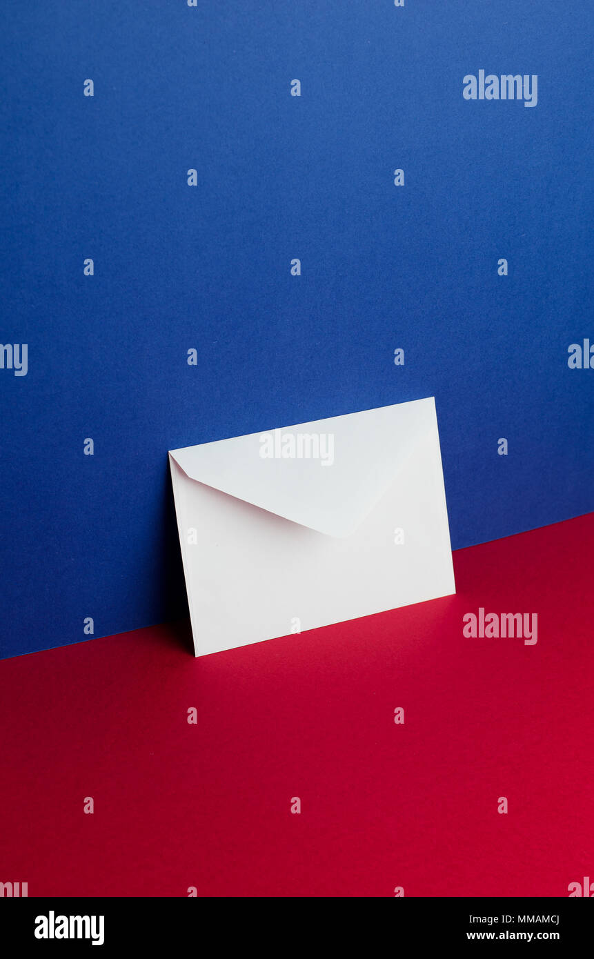 Umschlag gekippt über Blaue und rote Hintergrund mit negativen Raum Stockfoto