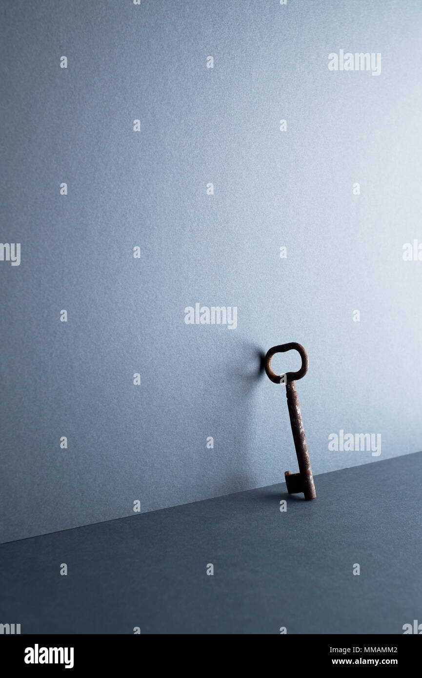 Silhouette eines Vintage Schlüssel lehnte sich gegen die dunkelblauen Hintergrund mit negativen Raum Stockfoto