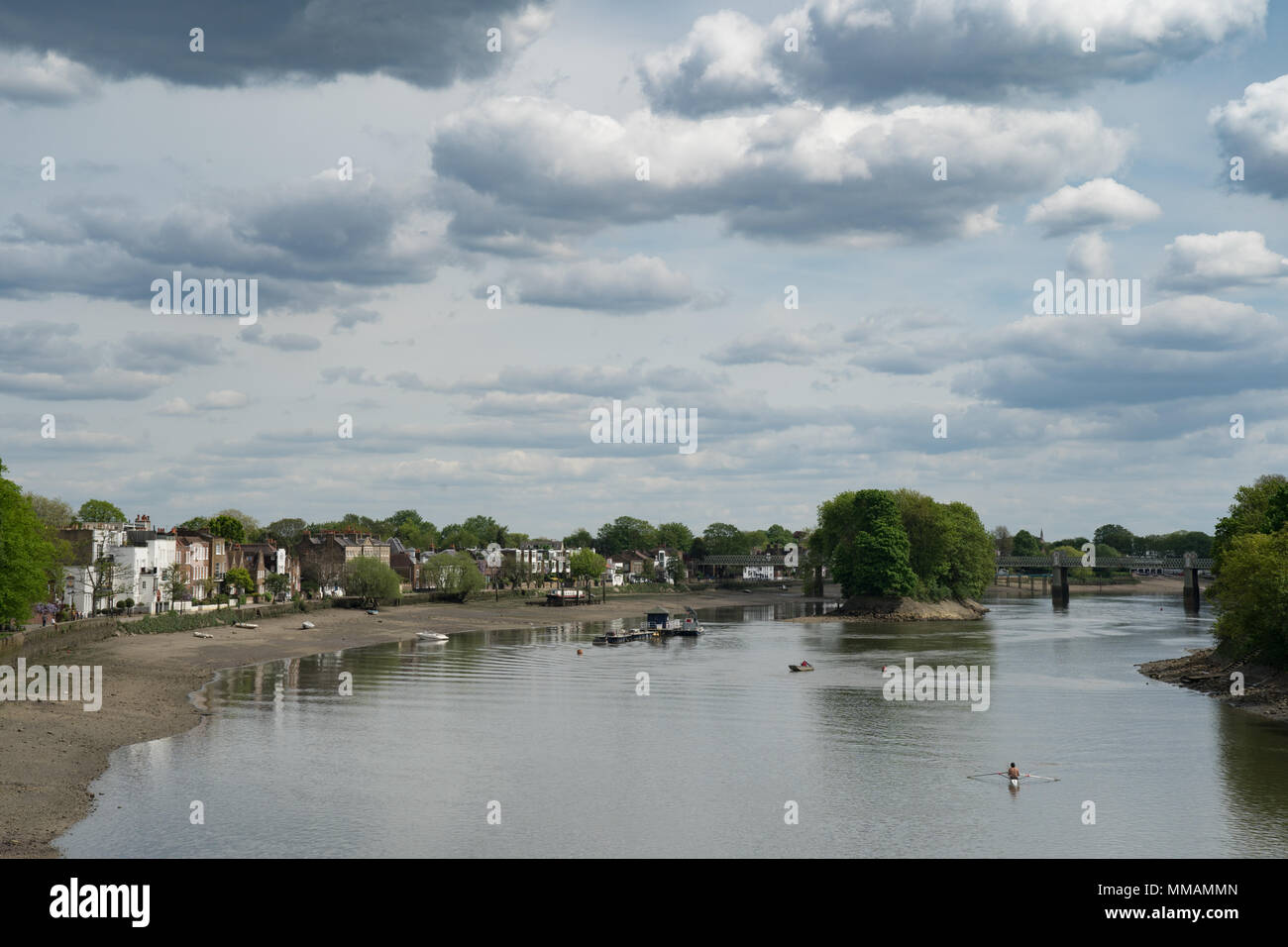 Blick auf die Themse Richtung Hammersmith von Kew Bridge übernommen. Foto Datum: Donnerstag, 3. Mai 2018. Foto: Roger Garfield/Alamy Stockfoto