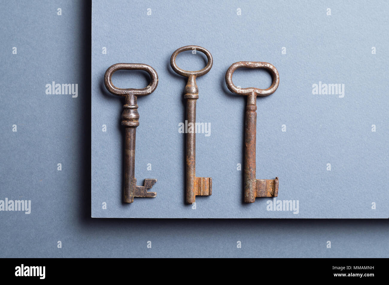 Drei Vintage Keys über dunklen Hintergrund, Ansicht von oben mit der negativen Raum Stockfoto