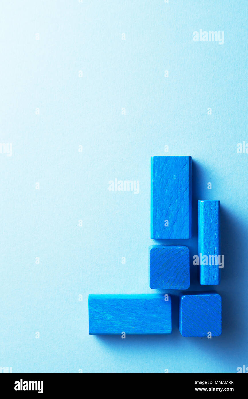 Blau Holzwürfel über blauen Hintergrund, Ansicht von oben mit der negativen Raum Stockfoto