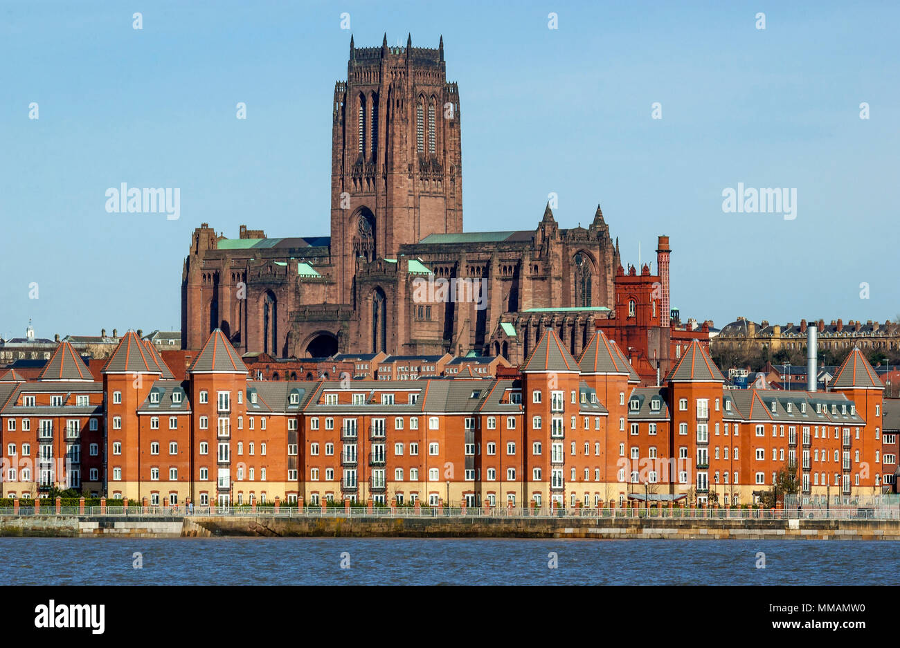 Liverpool Anglikanische Kathedrale überragt der riverfront Gehäuse Apartments. Stockfoto