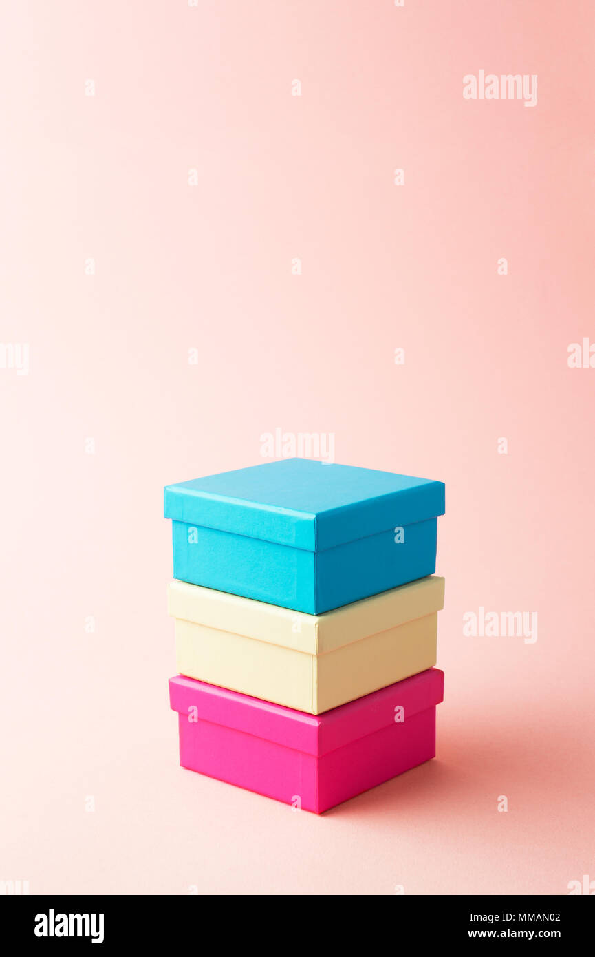 Stapel von geschenkboxen über rosa Hintergrund Stockfoto