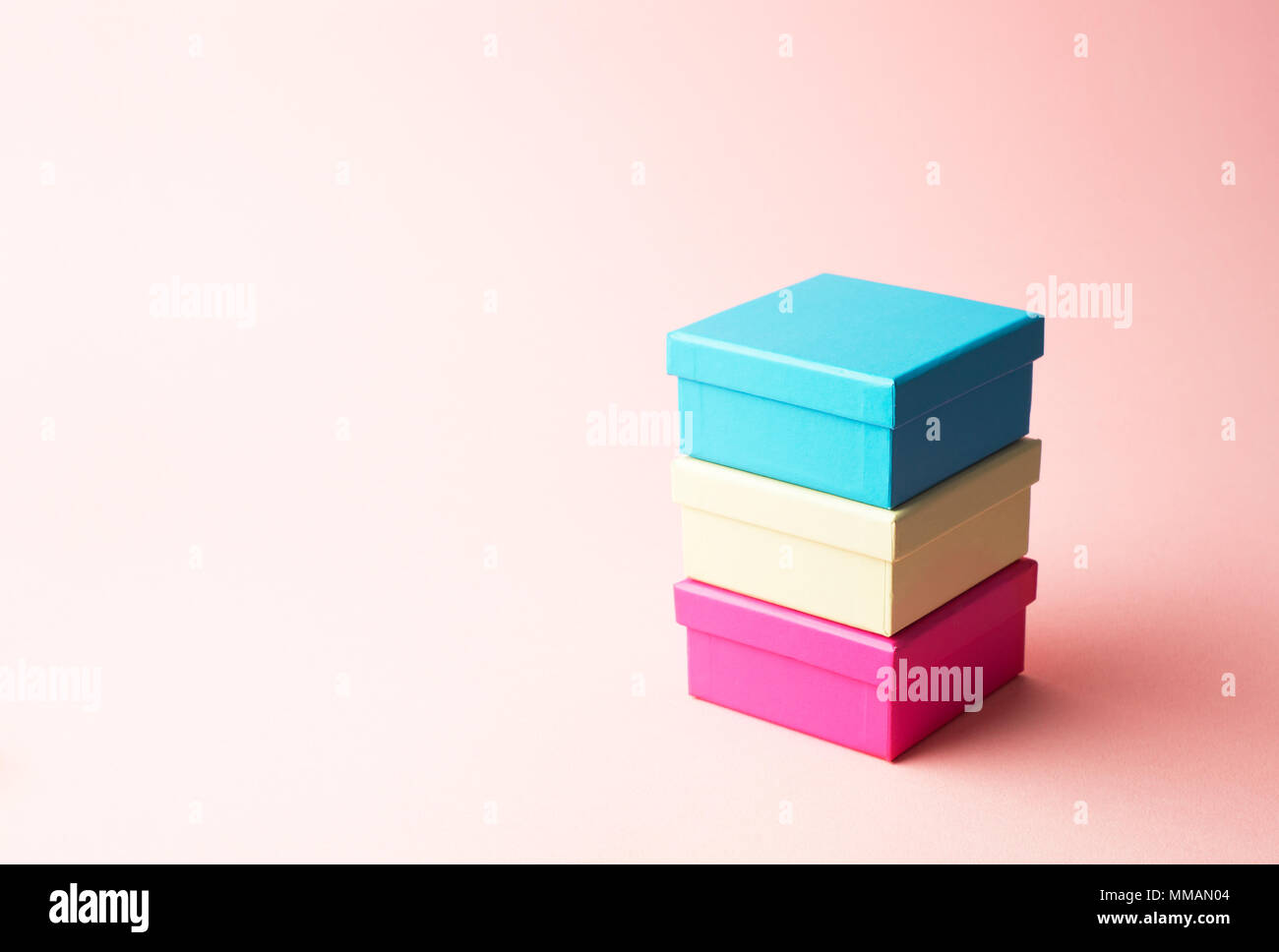 Stapel von geschenkboxen über rosa Hintergrund Stockfoto
