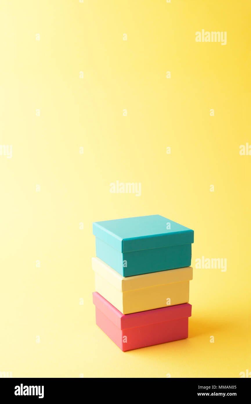 Stapel von geschenkboxen auf gelbem Hintergrund Stockfoto