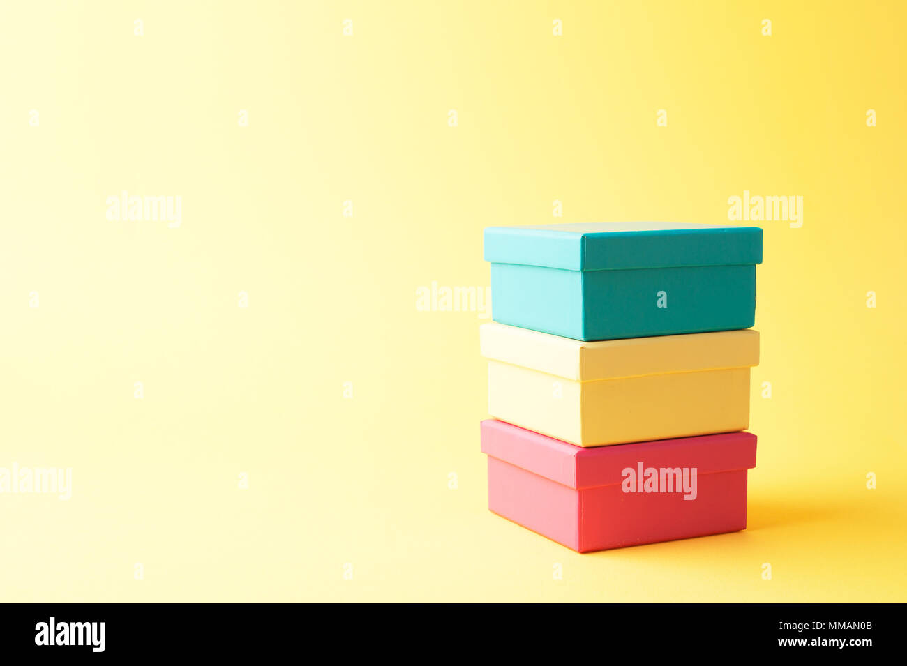 Stapel von geschenkboxen auf gelbem Hintergrund Stockfoto