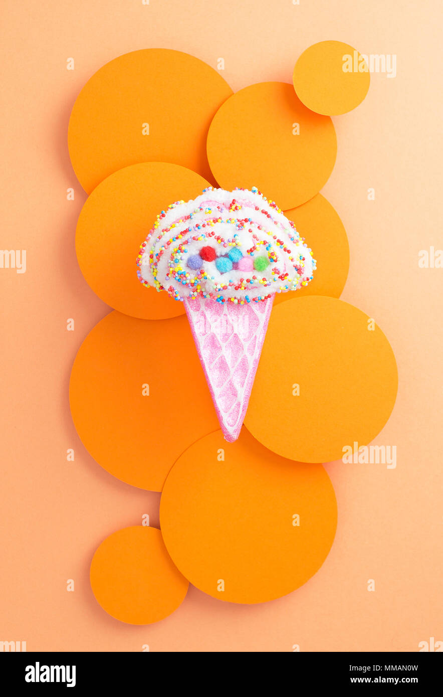 Bunte Eis Spielzeug über abstrakte Kreis Hintergrund Stockfoto