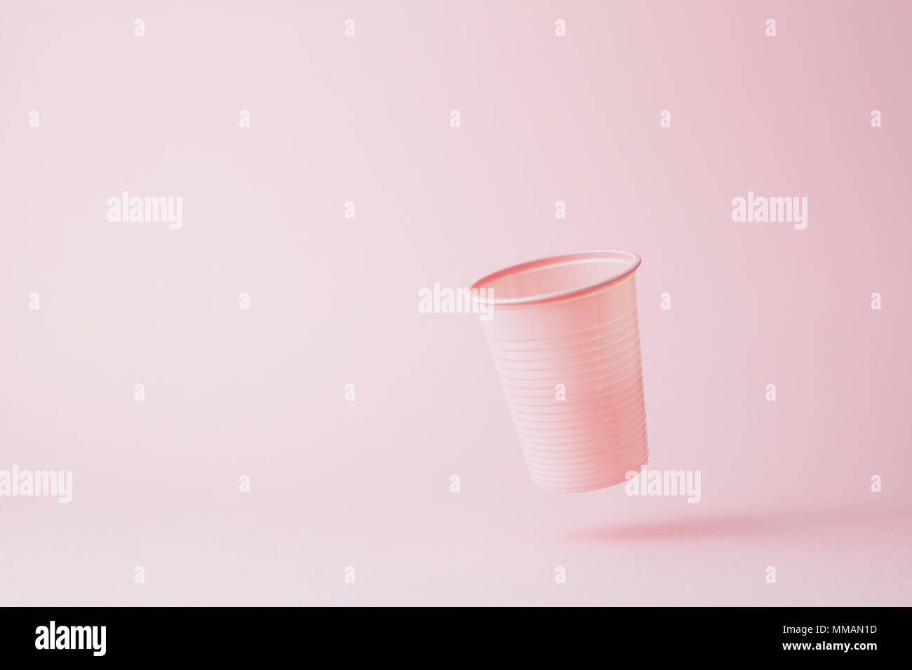 Wiederverwendbare cup über rosa Hintergrund Stockfoto