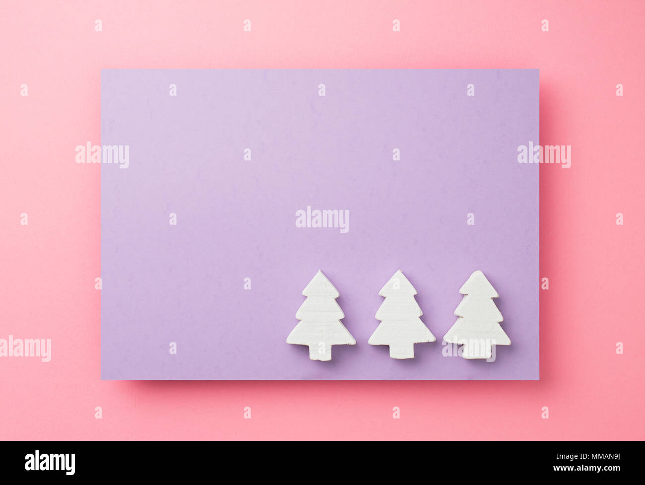 Weihnachtskarte Hintergrund mit Weihnachtsbäumen Stockfoto