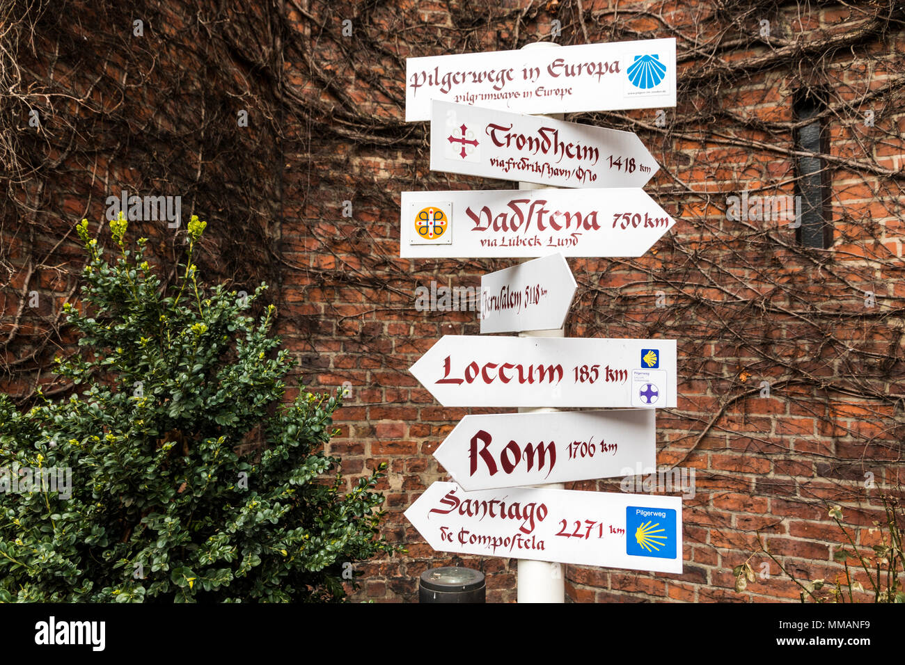 Hamburg, Deutschland. Richtungen Wegweiser mit Europäischen Pilgerwege als Camino de Santiago (Jakobsweg) und Pilgrimsleden (St. Olav's Way) Stockfoto