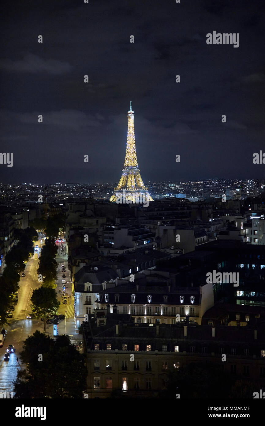 Blick über Paris bei Nacht mit dem Eiffelturm Stockfoto