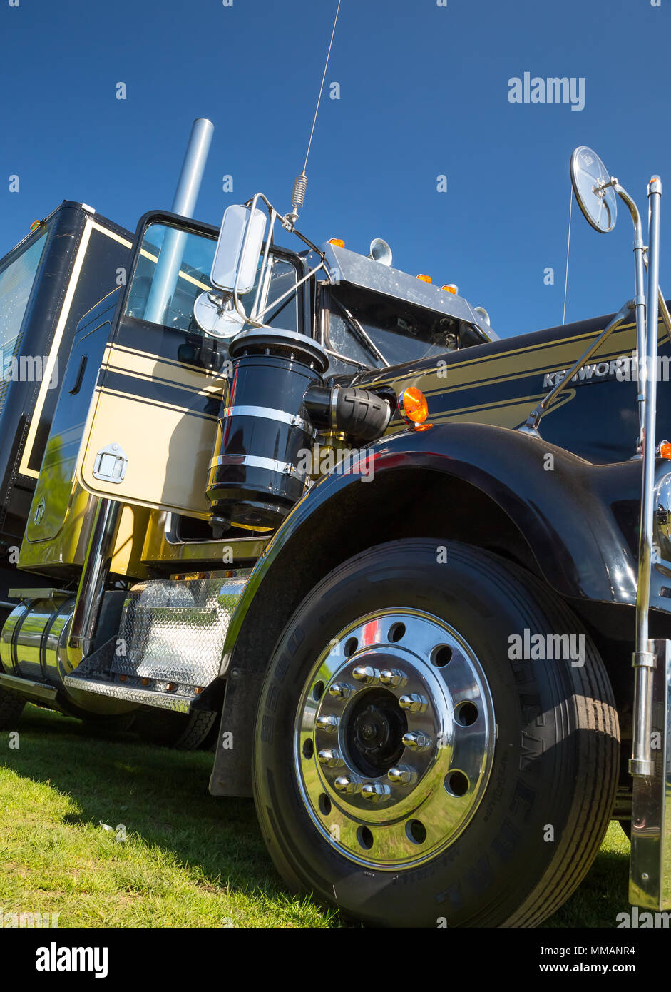 Nahaufnahme des glänzenden Amerikanischen angepasste Lkw Kabine Schuß von der vorderen bei sehr niedrigen Winkel. Fahrzeug auf Anzeige an ausserhalb Fahrzeug Festival geparkt. Stockfoto