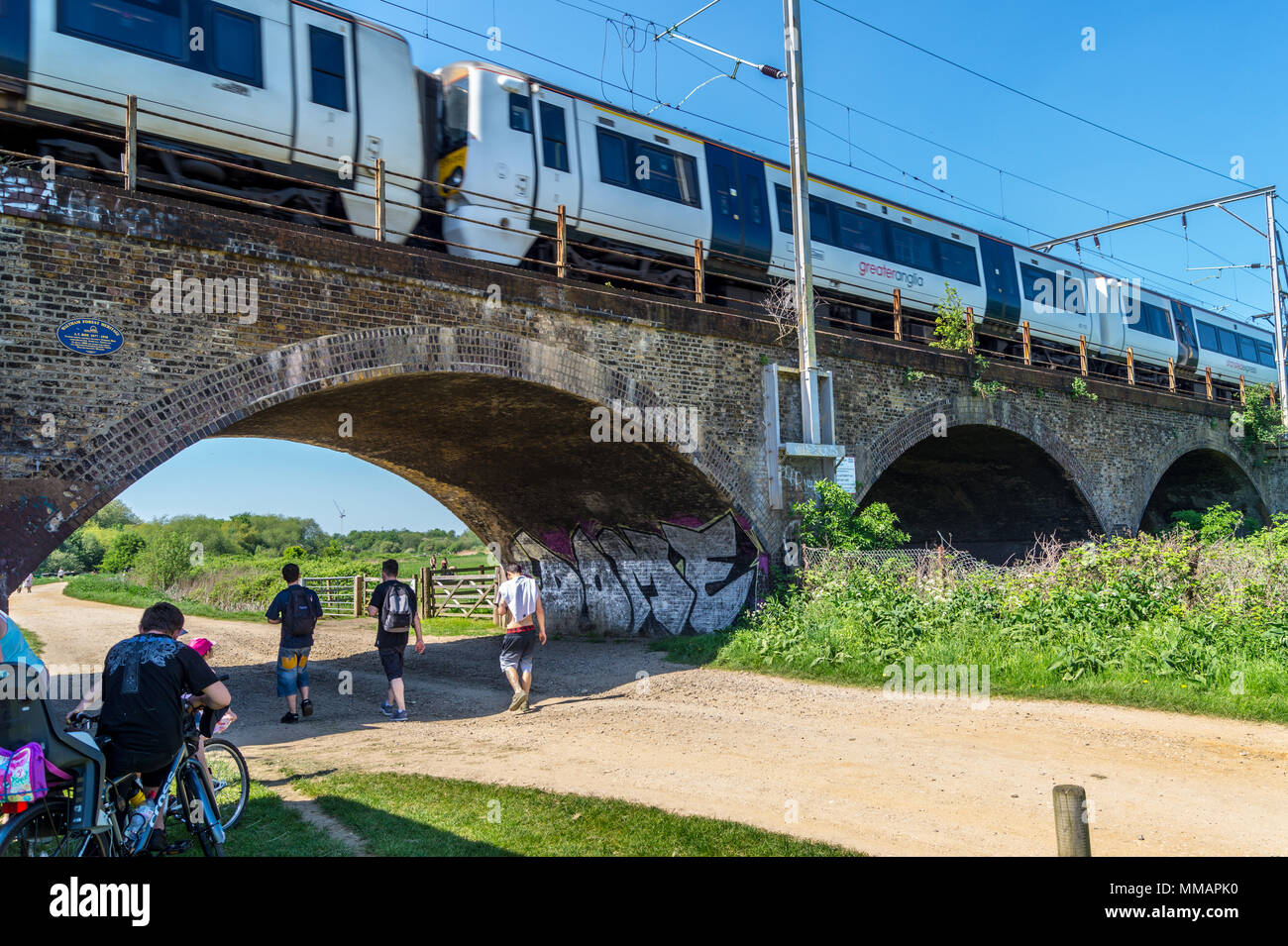 Klasse 379 Electrostar Bahnübergang Bahnhof Bögen von a.v. verwendet Roe zu montieren Roe 1 Dreidecker 1909, Walthamstow Marshes, London, England Stockfoto