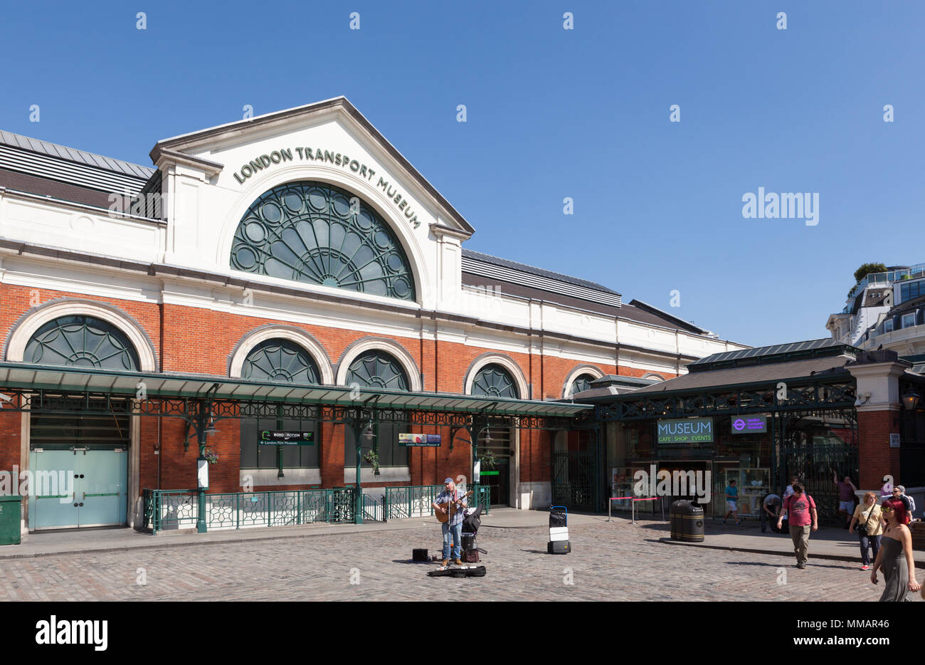 Außenansicht des London Transport Museum in Covent Garden an einem sonnigen Tag. Stockfoto