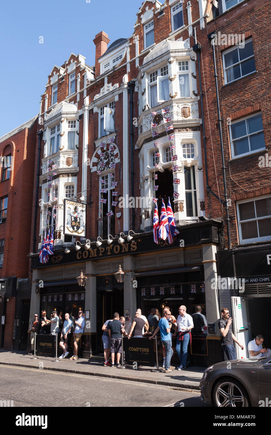 Die Leute trinken außerhalb Comptons von Soho, einem schwulen Pub in London. Stockfoto