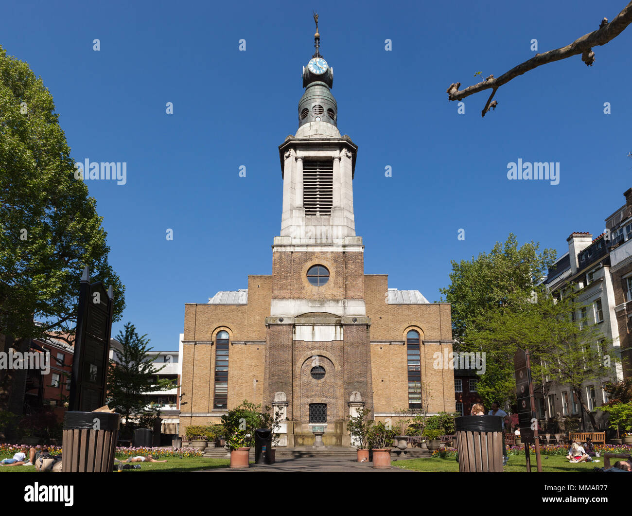 Außenansicht der Kirche der Hl. Anna, von St Anne's Gärten, in Soho, London. Stockfoto