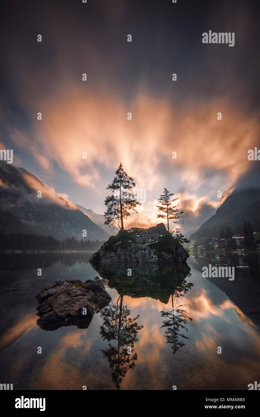 Dramatische Wolken über dem Berg See Stockfoto