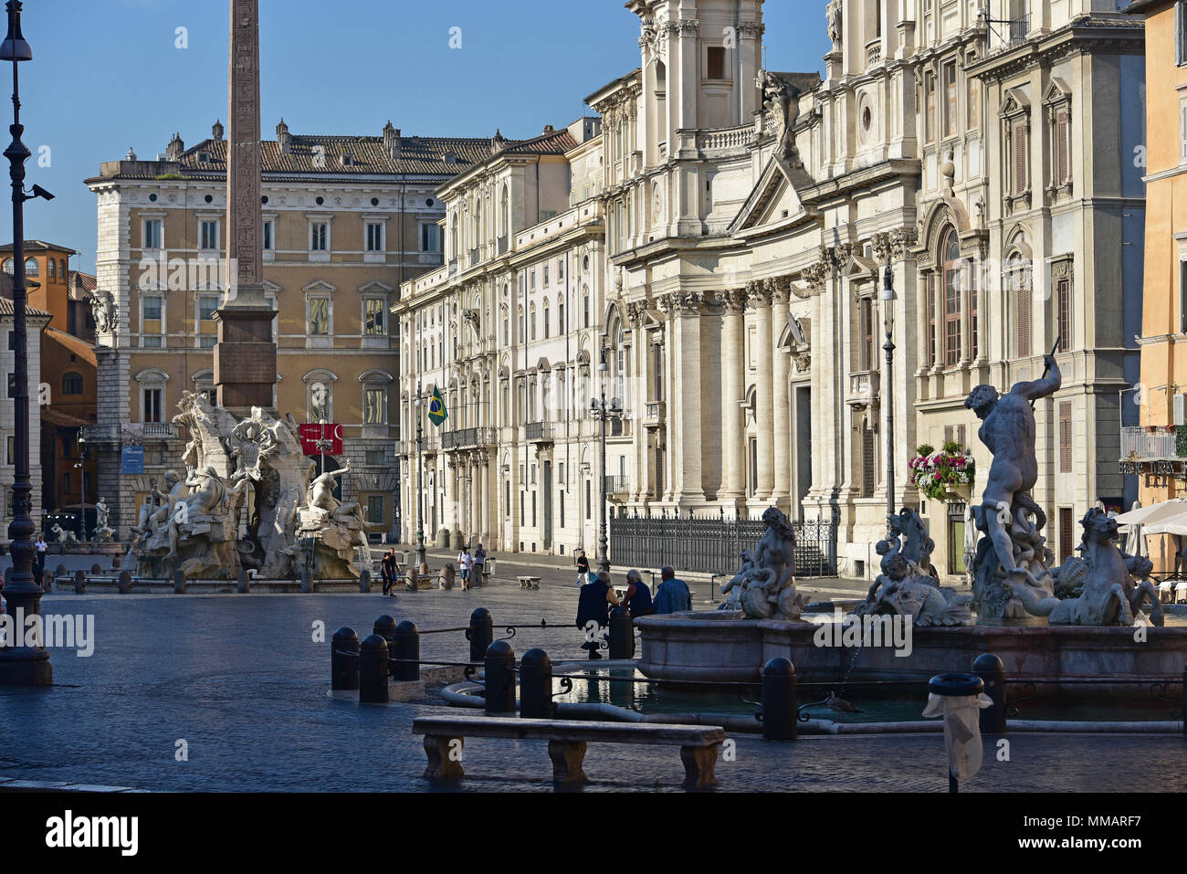 Piazza Navona im Morgenlicht, mit West Höhe der Piazza und Neptunbrunnen am Recht, Brunnen der Vier Rives links, Rom, Italien Stockfoto